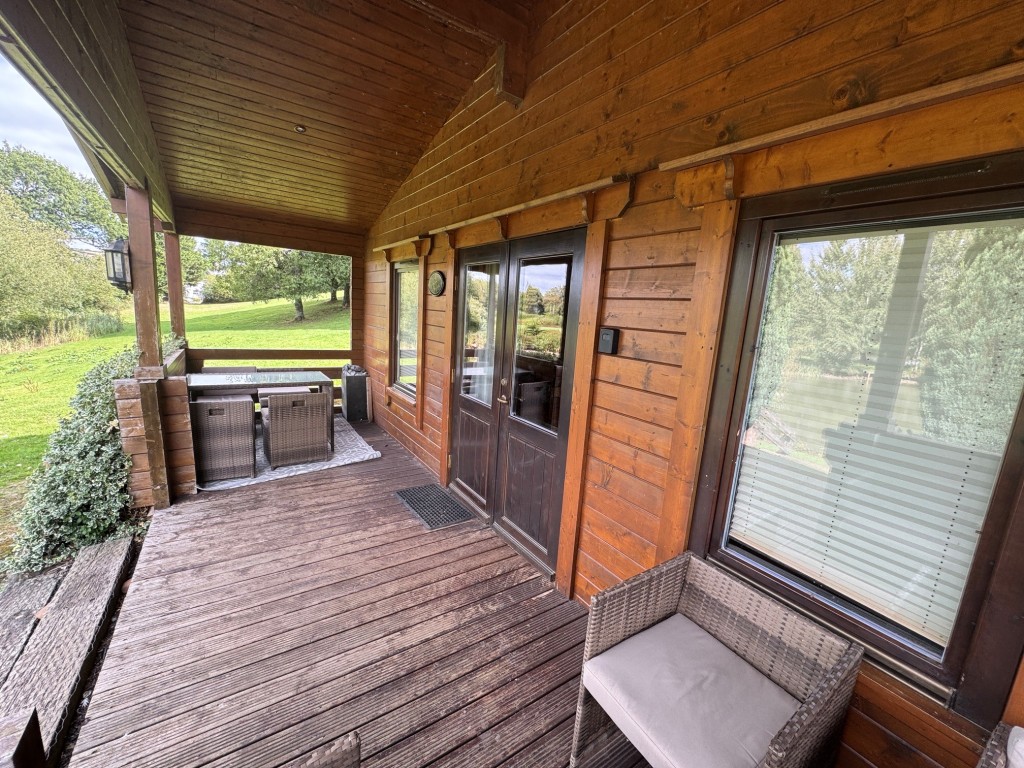 Lot: 71 - FREEHOLD TEN ACRE SITE WITH LAKES AND LODGES - Heron Lodge veranda